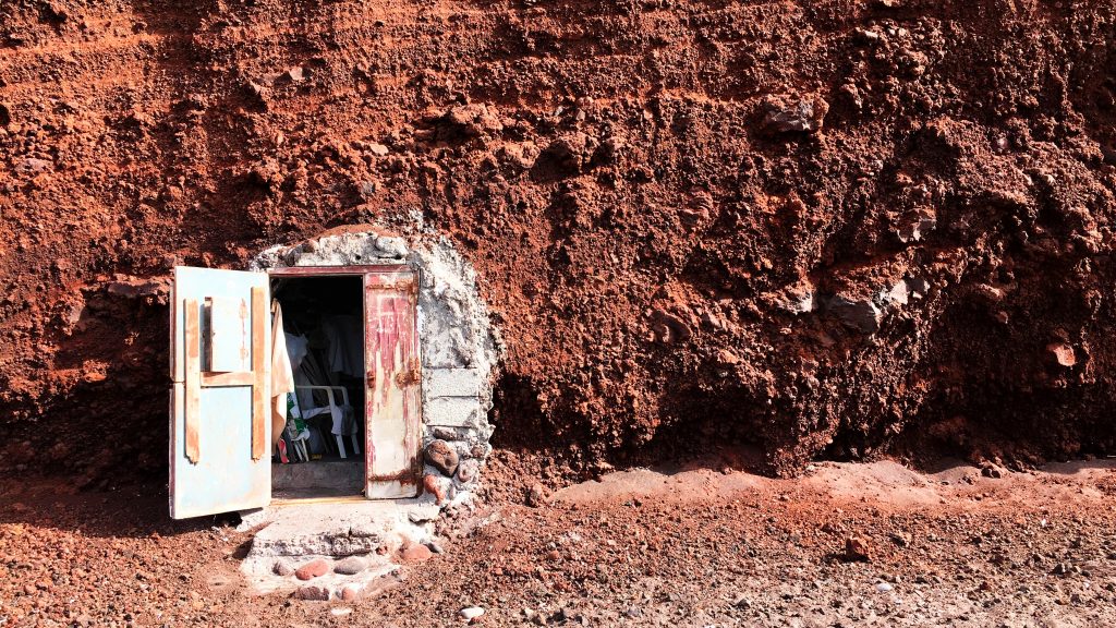 Archaeological Bus Tour to Akrotiri Excavations and the Red Beach